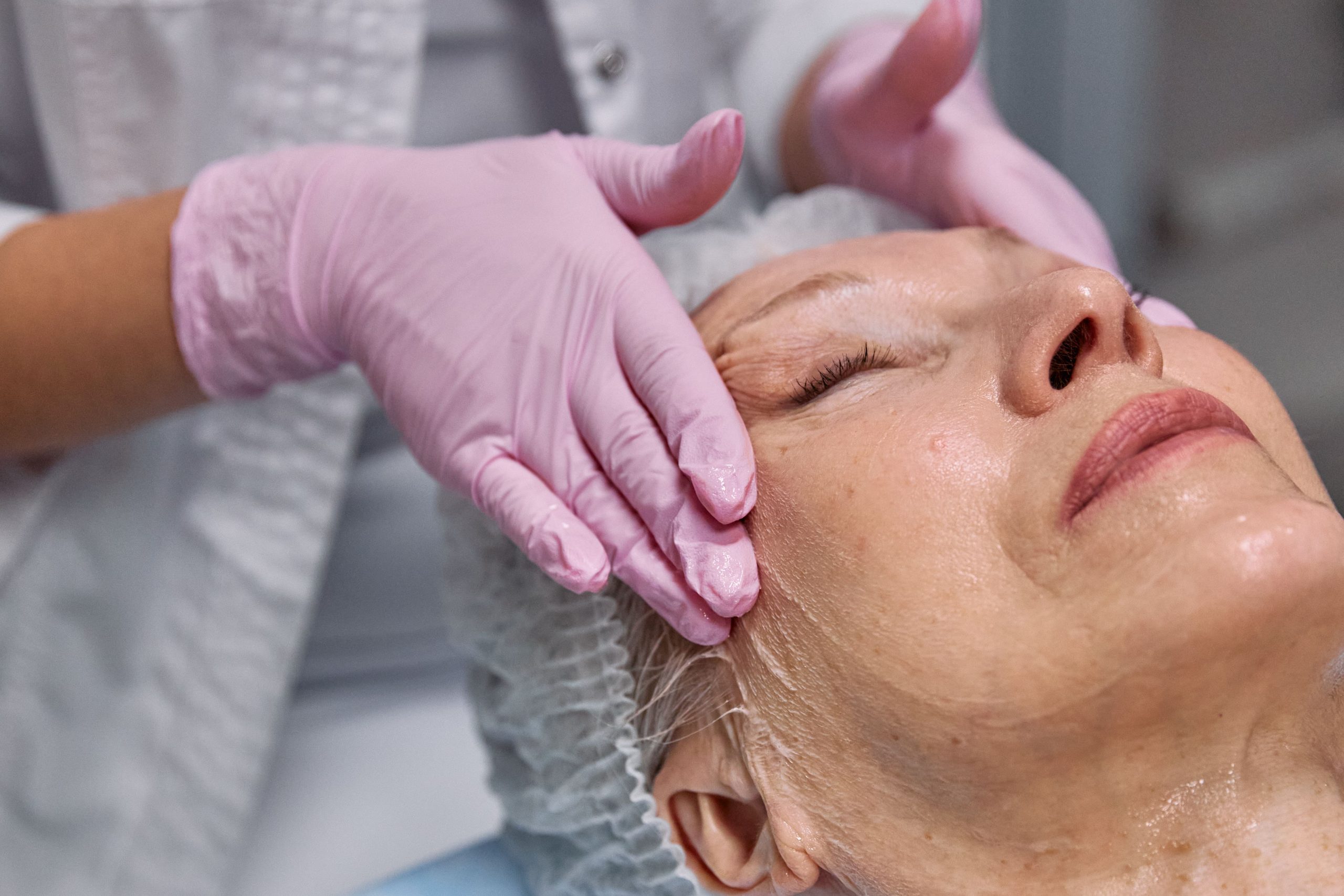 Lifting facial și lifting cervical: de ce fața și gâtul sunt adesea tratate împreună?